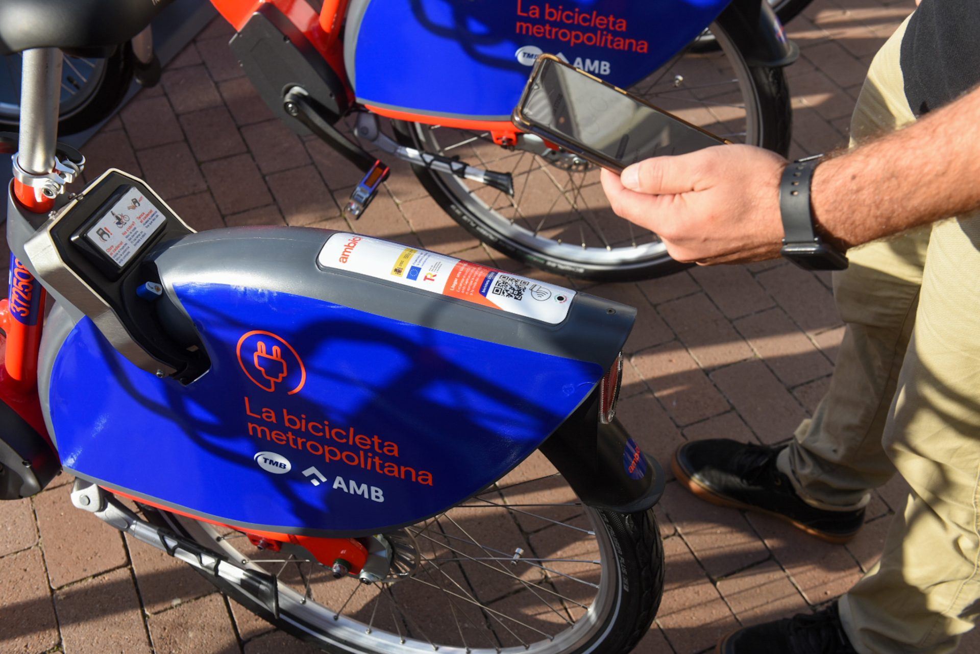 Servei de bicicleta compartida metropolitana, AMBici. Lectura del codi QR del model de bicicleta elèctrica de darrera generació amb telèfon mòbil.